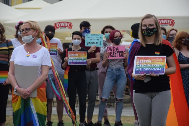 "Jestem człowiekiem, nie ideologią!". Akcja wspierająca osoby LGBT na Głównym Rynku w Kaliszu