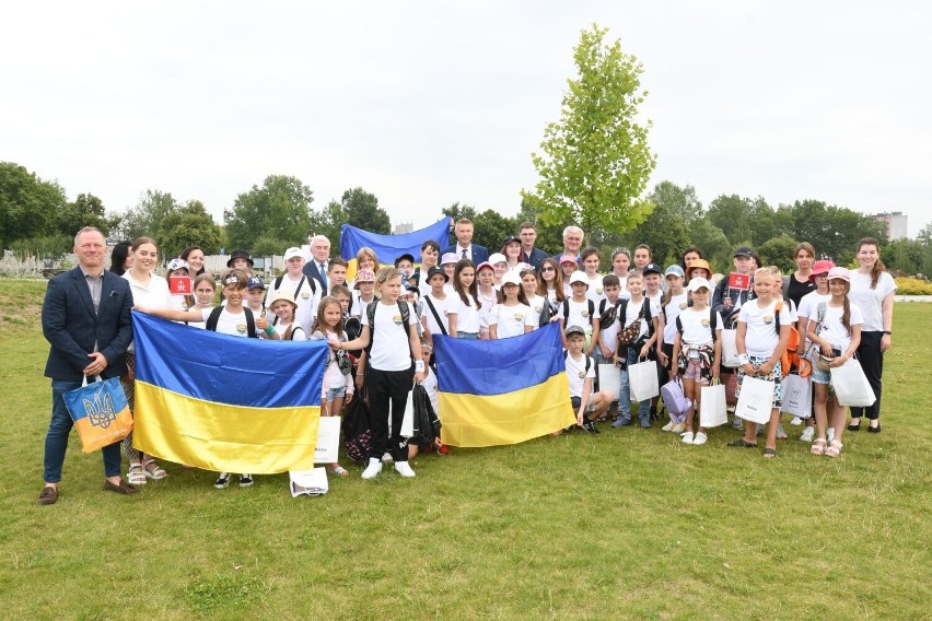 Gości w Ogrodzie Botanicznym w Kielcach powitali marszałek...