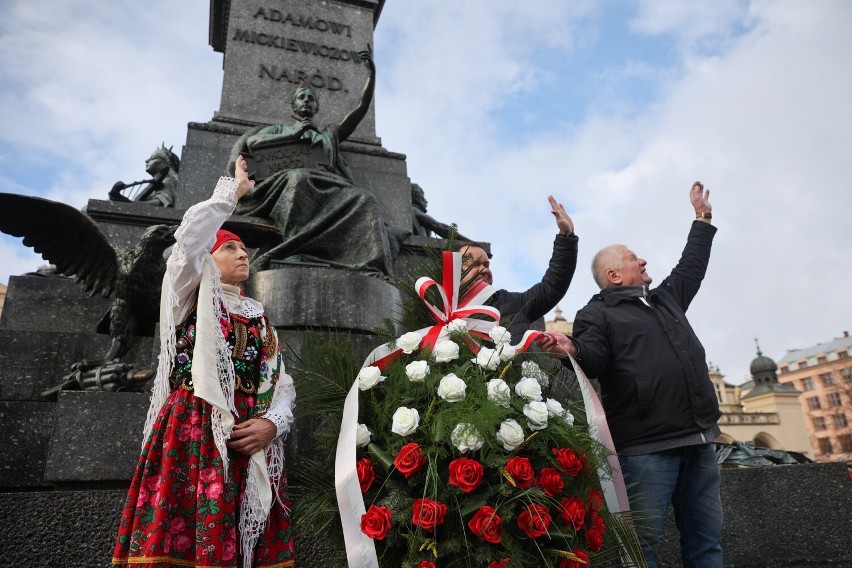 Kwiaciarki z Rynku Głównego złożyły kwiaty pod pomnikiem Adama Mickiewicza w dniu jego imienin ZDJĘCIA