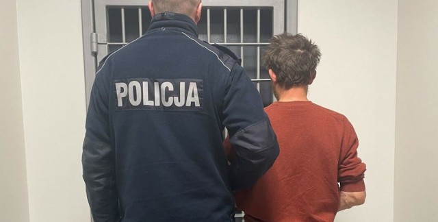 Funkcjonariusze zatrzymali mężczyznę, który włamał się do jednego z domów w gminie Poddębice i... zasnął