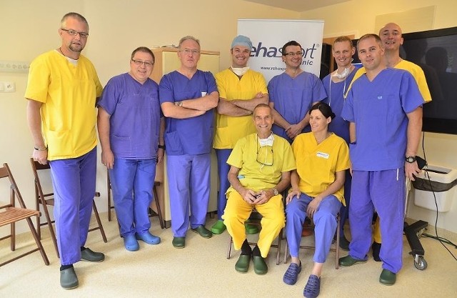 Zespół lekarzy pod kierunkiem doktora Tomasza Piontka wykonał prekursorską operację łąkotki