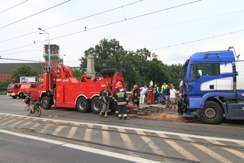 Wrocław: Na moście Osobowickim ciężarówka uderzyła w tramwaj (ZDJĘCIA)