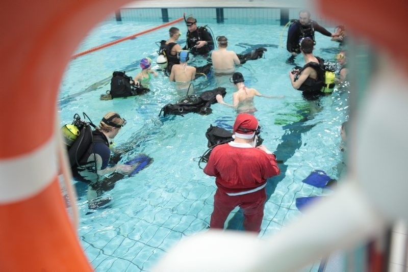 Dzieci pod wodą ubrały świąteczną choinkę [ZDJĘCIA]