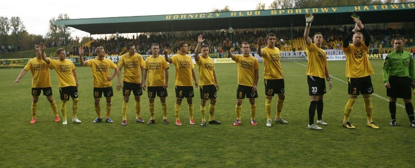 Szokujące koszulki piłkarzy GKS Katowice na meczu z GKS Tychy