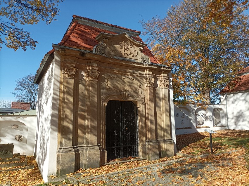 Kaplice grobowe przy kościele łaski zostały odrestaurowane w...
