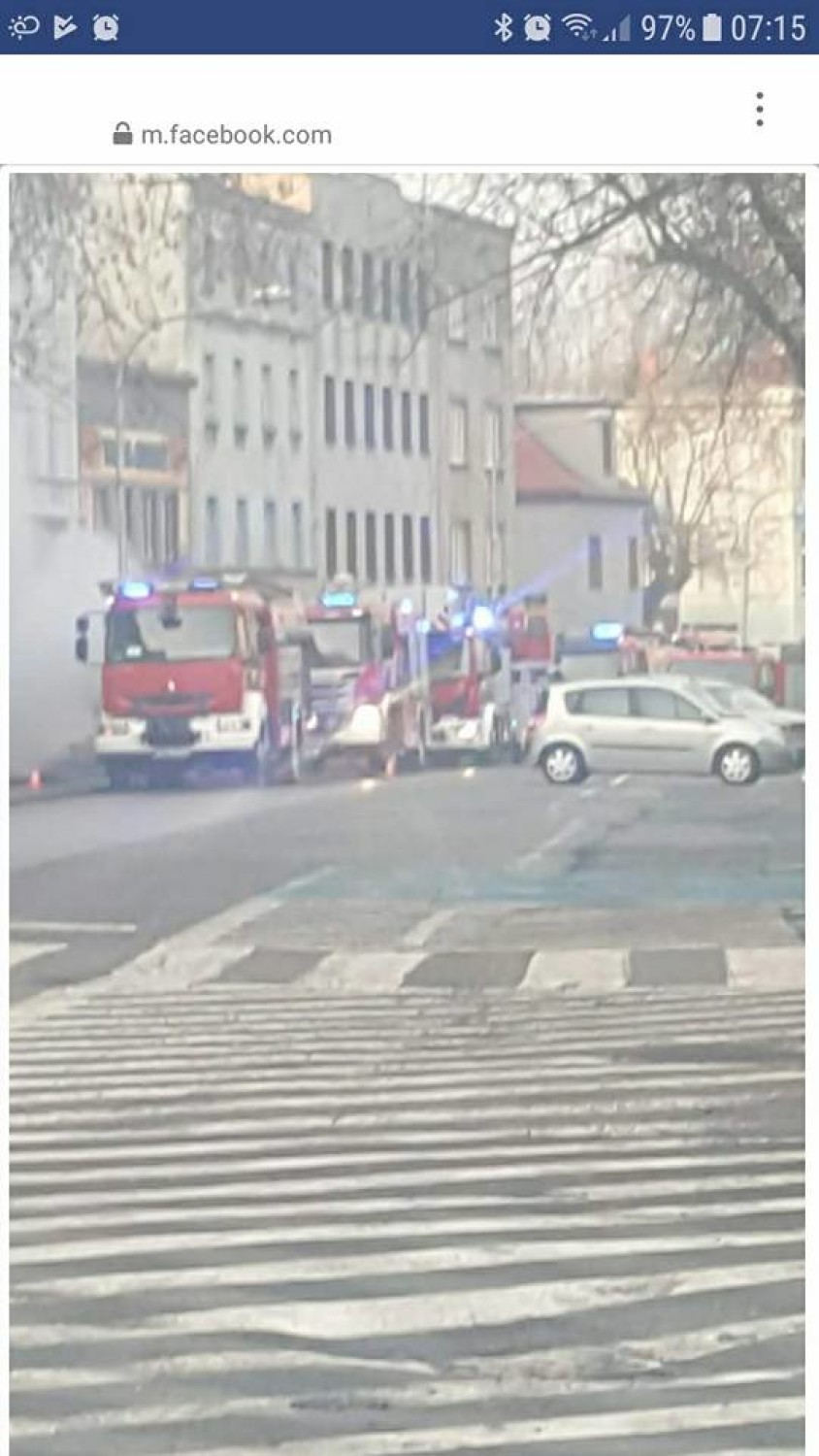 Wodzisław Śląski: Trwa pożar kamienicy na ul. Kubsza - na miejscu strażacy i policja 
