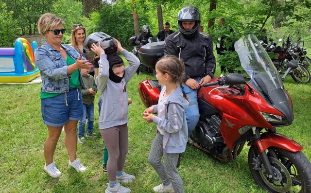 Podczas festynu z okazji Dnia Dziecka w Centrum Kształcenia Zawodowego i Ustawicznego w Skarżysku - Kamiennej na uczestników czekały między innymi przejażdżki motocyklami.