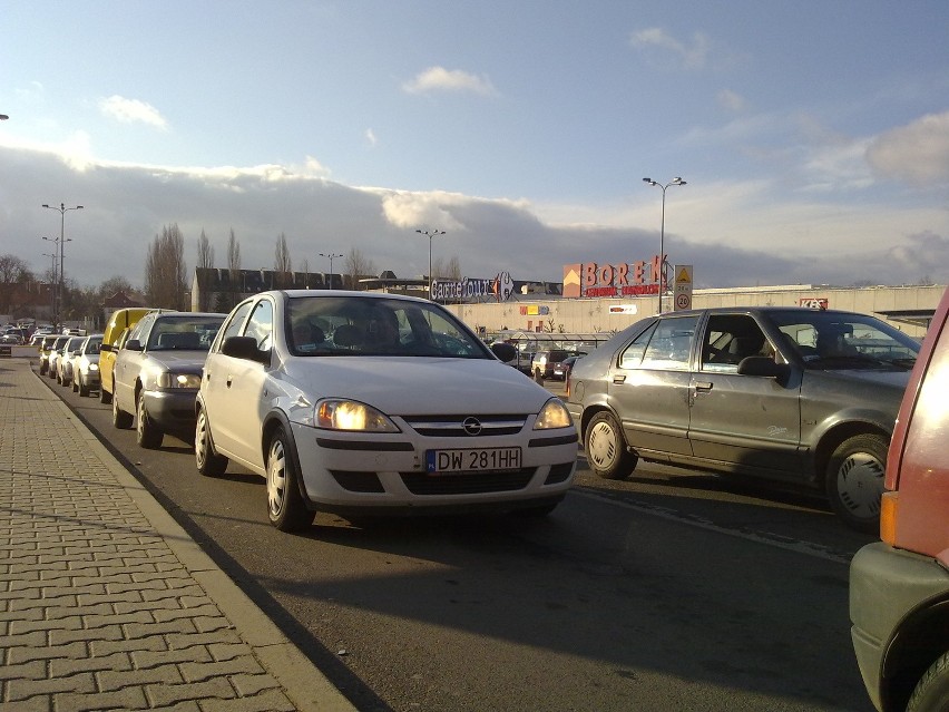 Coraz większy ruch przy centrach handlowych (ZOBACZ FILM i ZDJĘCIA)