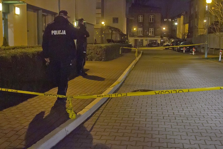 Kraków. Policjant ugodzony nożem podczas interwencji [ZDJĘCIA]