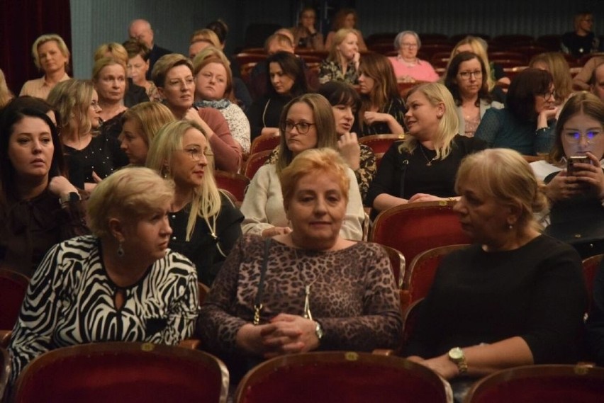 Spektakl "Kiedy kota nie ma..." w Radomiu. Na widowni tłum, aktorzy z Warszawy rozbawili publiczność