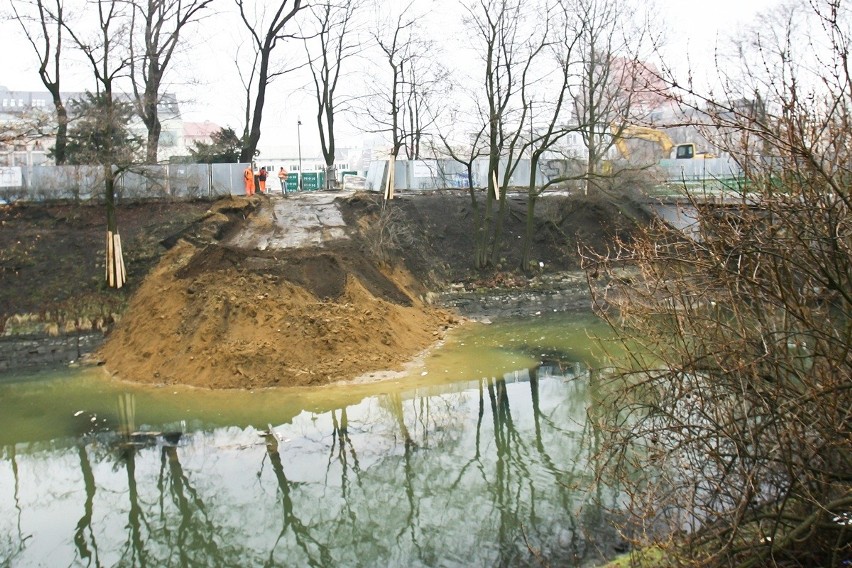 Wrocław: Zasypują fosę, żeby ją zmodernizować (ZDJĘCIA)