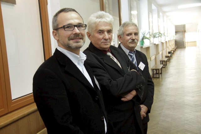 Stoją od lewej: Dariusz Dziedzic (absolwent rocznik 1990), Jan Mociek (1964), Stanisław Urbański (1965)