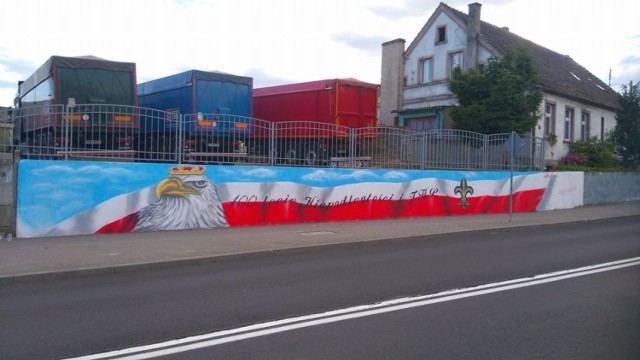 Mural upamiętnia 100 lecia Niepodległości, a także obchodzone w tym roku 100 lecia utworzenia Związku Harcerstwa Polskiego.