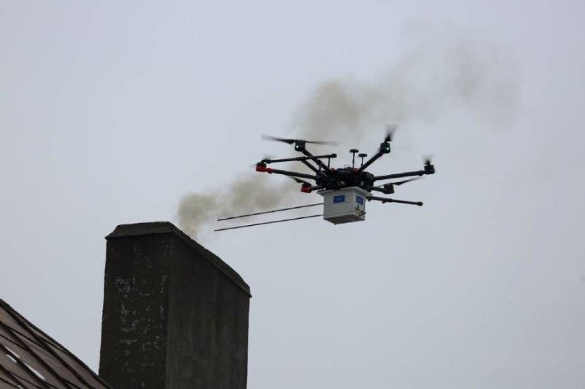 Grodzisk:  Kontrole przeniosą się w powietrze. Specjalistyczny dron sprawdzi, czym palimy w piecach
