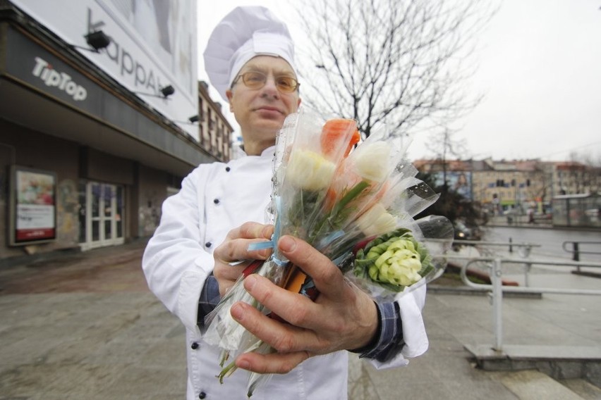 Dzień Kobiet we Wrocławiu: Bloger rozdawał jadalne bukiety (ZDJĘCIA)