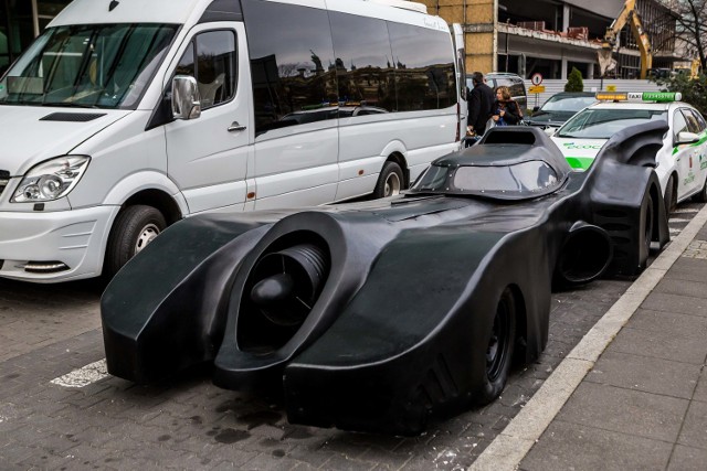 Batmobil w Warszawie. Supersamochód przemierza ulice miasta. Dlaczego? [ZDJĘCIA]