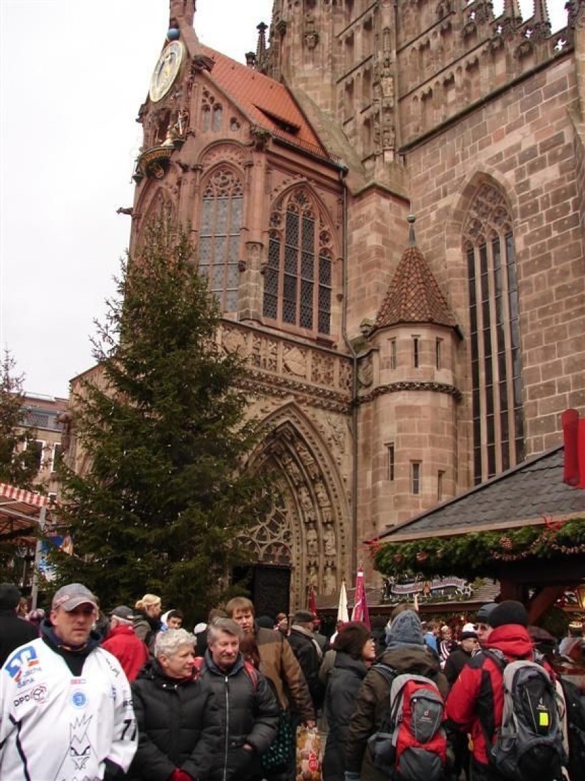 W centrum jarmarku jest kościół NMP (Frauenkirche), w którym...