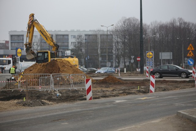 Trwa przebudowa ronda im. Jana Pawła II w Sosnowcu. Kierowcy muszą się liczyć z utrudnieniami w tym miejscu.  

Zobacz kolejne zdjęcia. Przesuwaj zdjęcia w prawo - naciśnij strzałkę lub przycisk NASTĘPNE