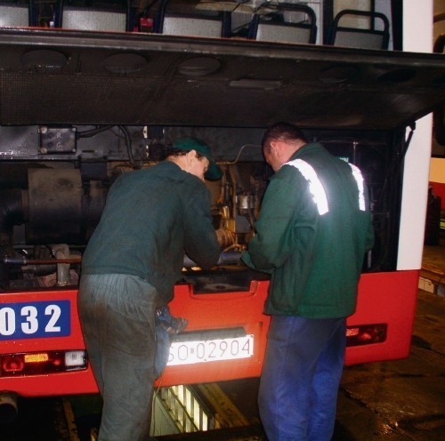 W sosnowieckiej zajezdni mechanicy sprawdzają stan autobusów wyjeżdżających na trasę.