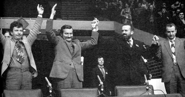 Październik 1980 roku, katowicki Spodek. Od lewej: Andrzej Rozpłochowski, Lech Wałęsa, Kazimierz Świtoń. - Kiedy pozdrawialiśmy ludzi wspólnym wzniesieniem rąk w górę, Wałęsa obcesowo nie podjął mojej, podanej mu dłoni, ściskając jedynie rękę Świtonia. Odczułem to z przykrością jako publiczny afront - mówi  Rozpłochowski