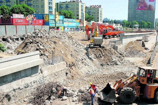 Kilka lat temu przebudowano Chorzowską. Pawilony są kolorowe.