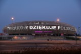 Kraków dziękuje służbie zdrowia napisem na fasadzie Tauron Areny 