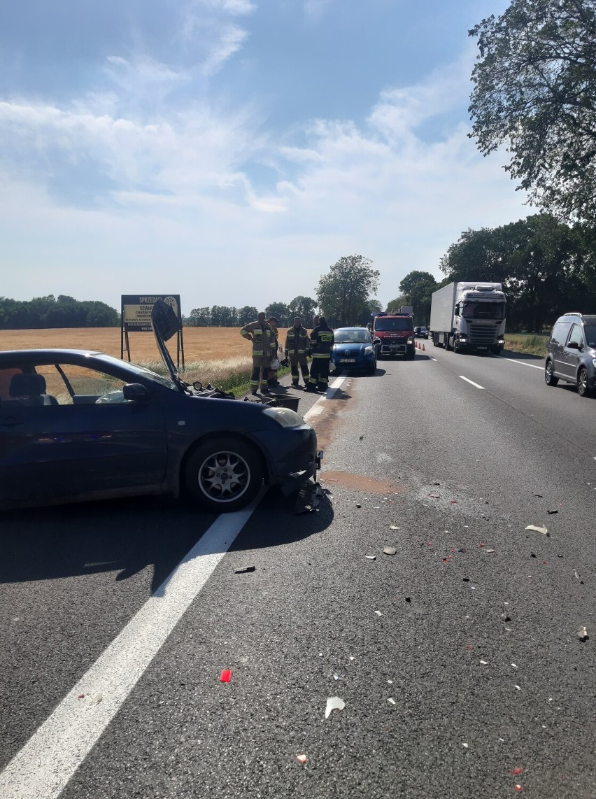 Kolejny wypadek. Auto uderzyło w naczepę na DK92 w gminie Duszniki [FOTO]