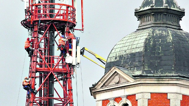 Na ul. Piastowskiej w Legnicy od kilku tygodni trwają prace przy nadajniku telewizyjnym