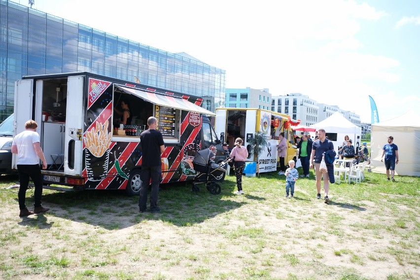 Food Truck Zone. Na plaży Wilanów trwa festiwal z jedzeniem. Kilkunastu wystawców