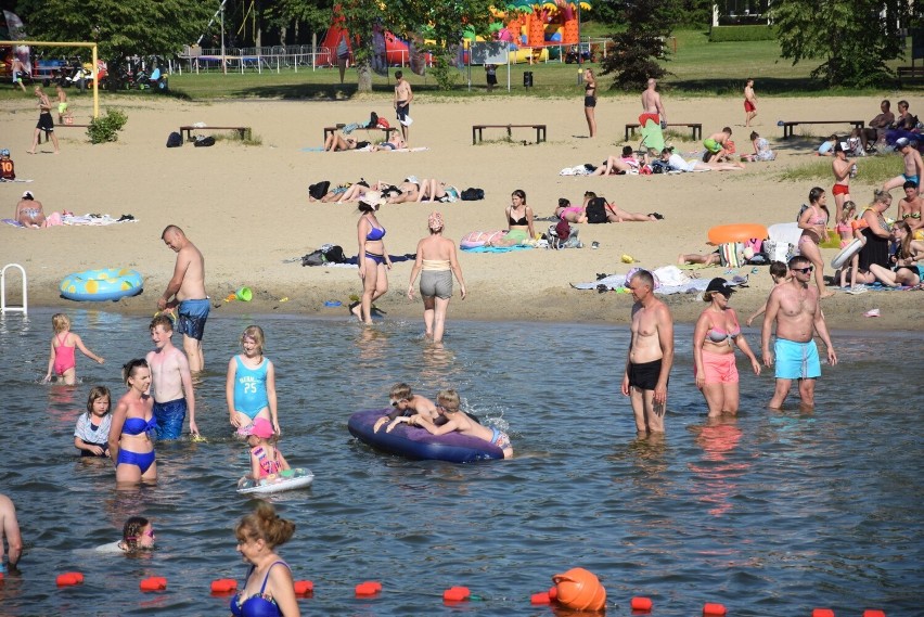 W upalne dni na plaży w Charzykowach mnóstwo jest osób...