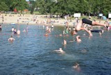 Tak latem 2022 wypoczywa się na plaży w Charzykowach. W wakacje turystyczna miejscowość tętni życiem. Zdjęcia