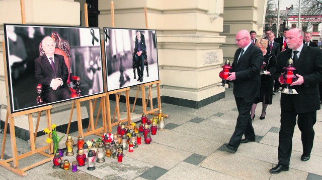 Prezydent miasta Ryszard Nowak z zastępcami zapalił znicze przed portretami Lecha Kaczyńskiego i Ryszarda Kaczorowskiego