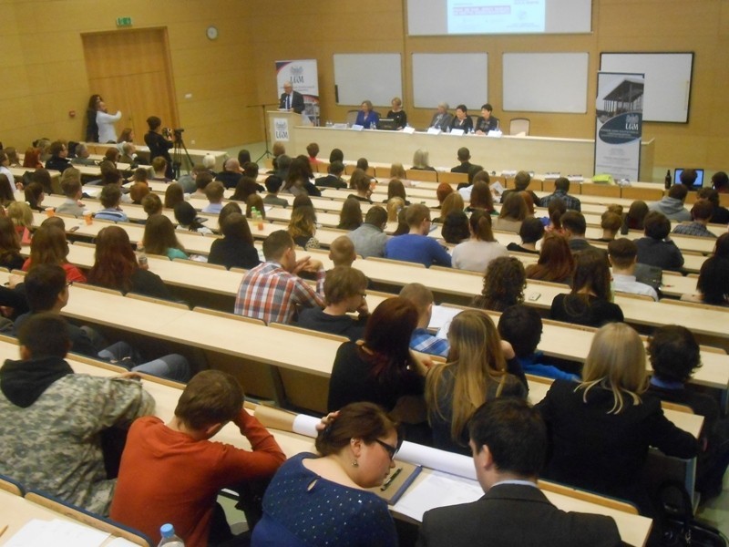 Od godz. 11.30 do 13 pani wspólnie ze studentami dyskutowały...