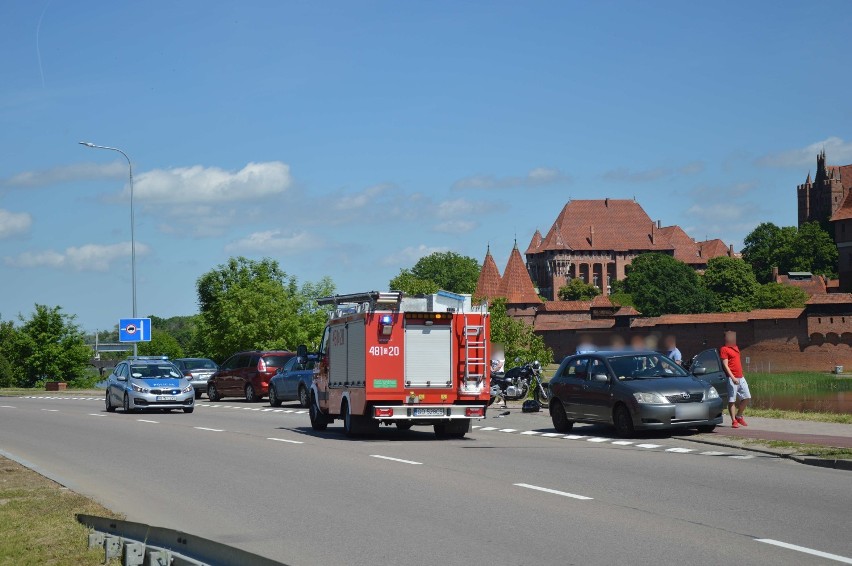 Malbork. Wypadek z udziałem motocyklisty na ul. Wałowej [ZDJĘCIA]. Dwie osoby w szpitalu