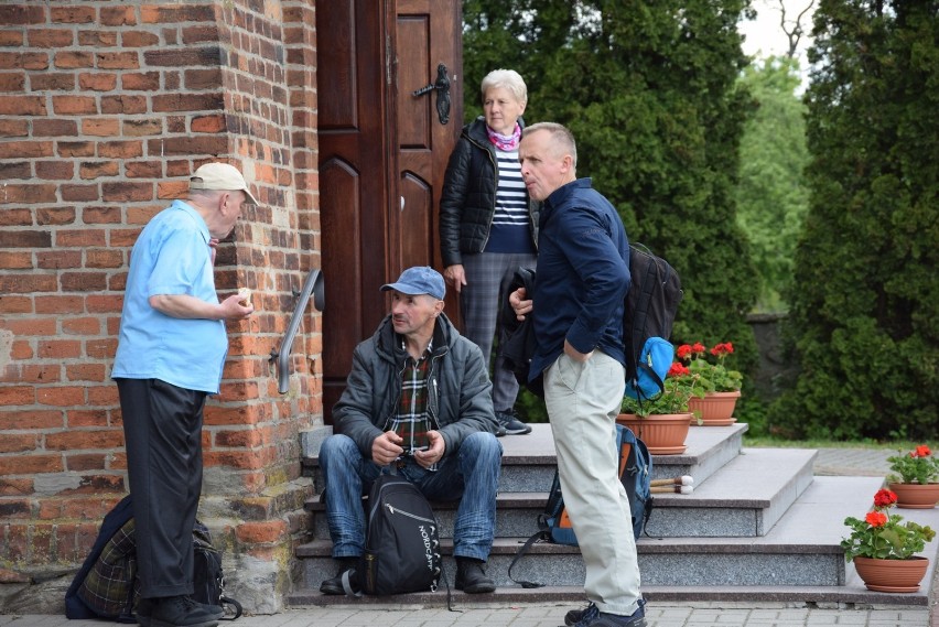 Pielgrzymują uprosić ustanie zarazy. Dziś dotarli do Lipiec Reymontowskich [ZDJĘCIA], [FILM]