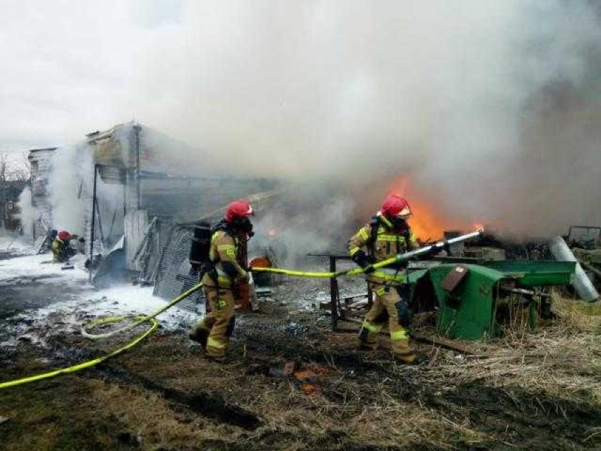 Pożar warsztatu w Radosławiu. Jedna osoba poszkodowana[zdjęcia]