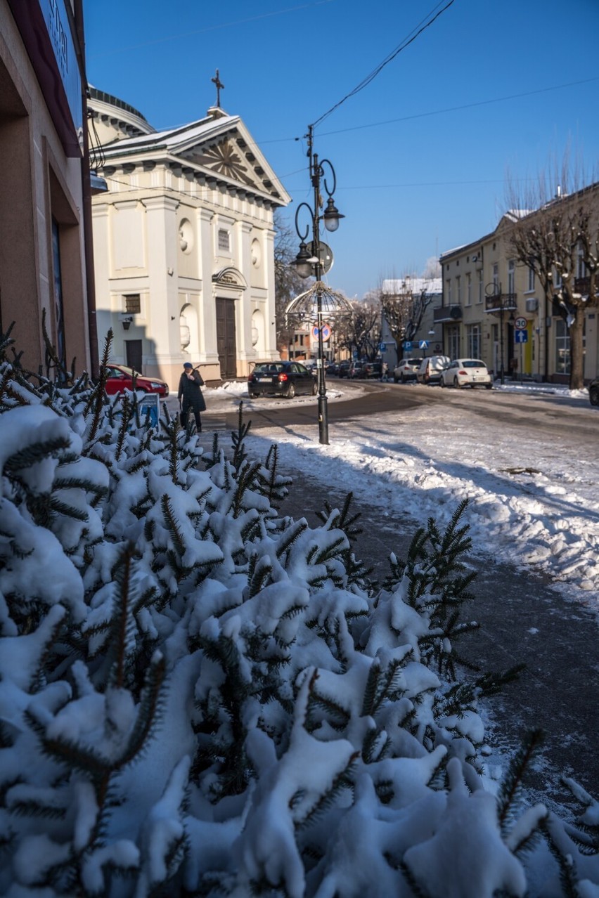 Zimowe ulice Skierniewic zapraszają na spacer. Zima w mieście bywa magiczna