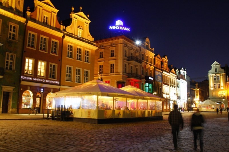 Poznań: NeoBank nielegalnie zamontował neon, który świeci na Stary Rynek [ZDJĘCIA] 