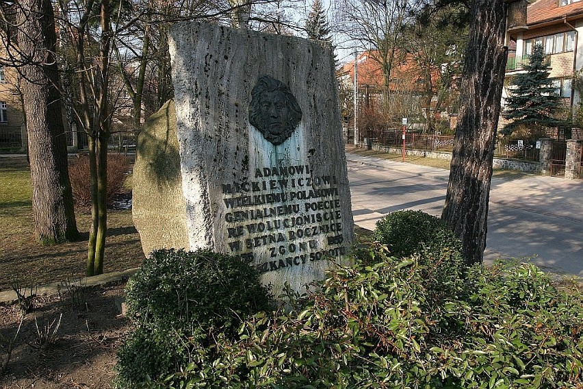 Pomnik Adam Mickiewicza u zbiegu ulic... Stefana Żeromskiego...