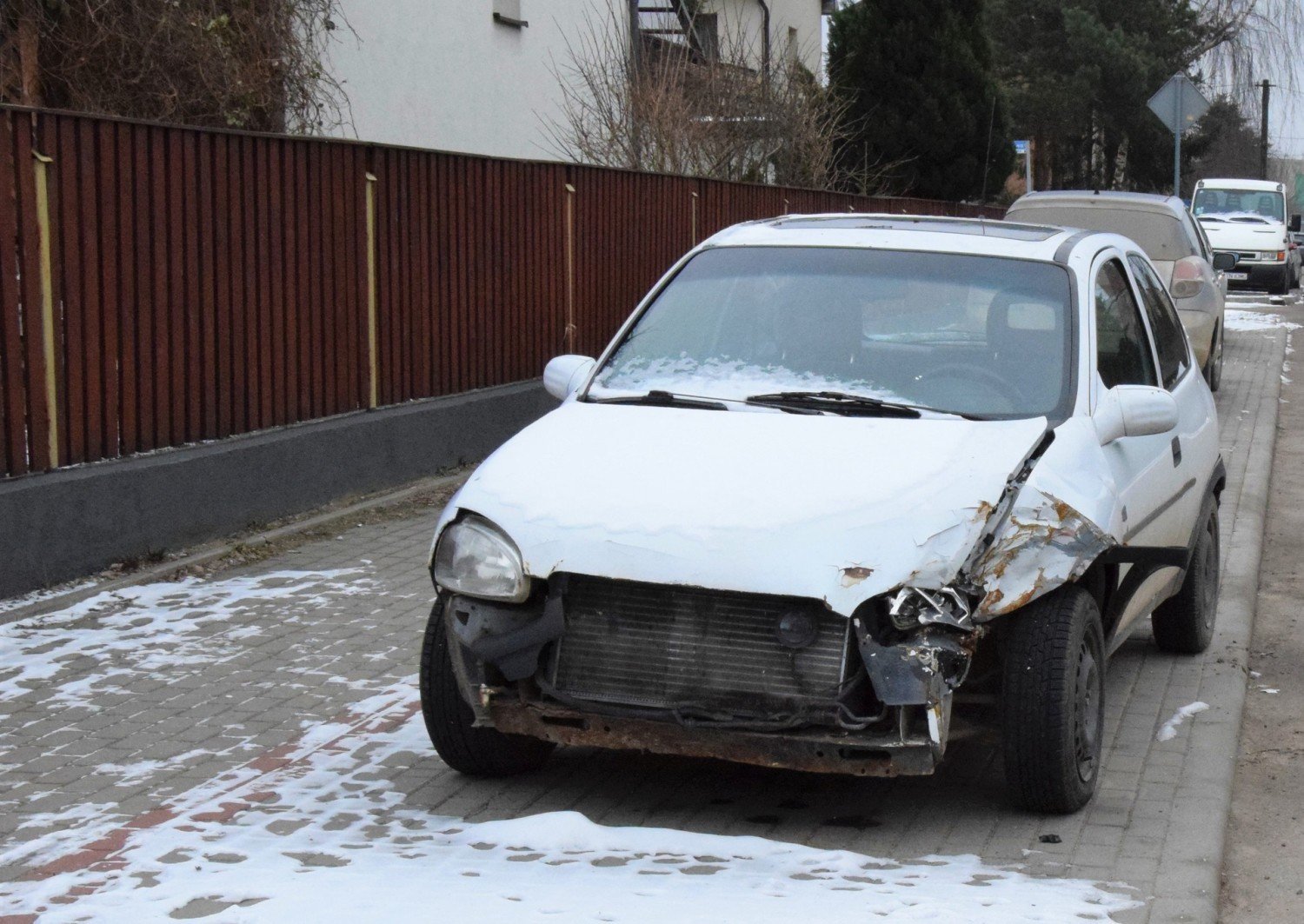 Stary Opel Corsa szpeci ulicę. Straż Miejska nie może go