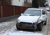 Stary Opel Corsa szpeci ulicę. Straż Miejska nie może go usunąć. Mieszkańcy: "Powinien znaleźć się na złomowisku!"
