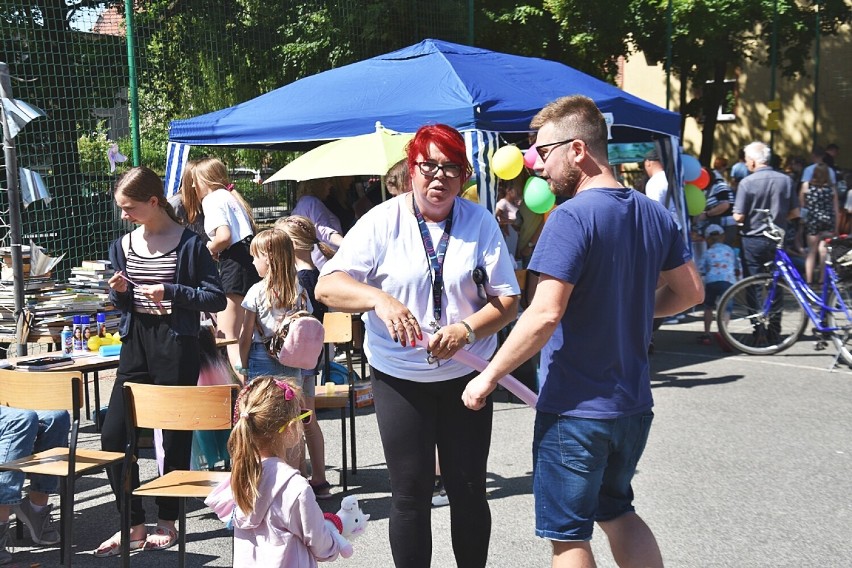 Festyn w Szkole Podstawowej nr 7 w Oleśnicy. Gry, zabawy, animacje i bufet. Atrakcji nie brakuje (ZOBACZCIE ZDJĘCIA)