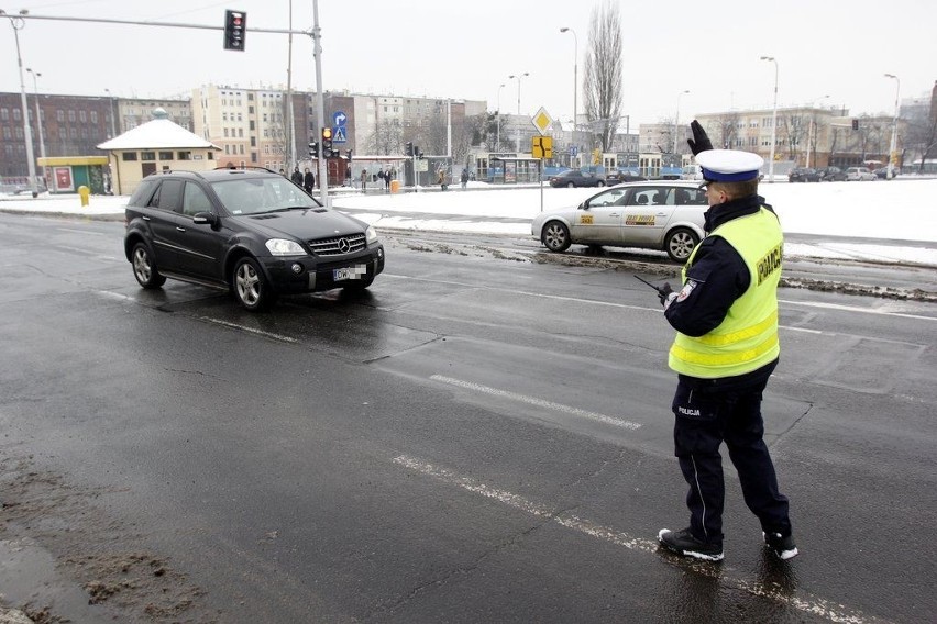 Wrocław: Przejeżdżasz na czerwonym? Drogówka łapie niepokornych kierowców (ZDJĘCIA)