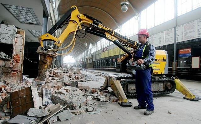 Budimex wyburzył m.in. murek, który ciągnął się przez cały hall Dworca PKP. Rozebrano również ścianki działowe