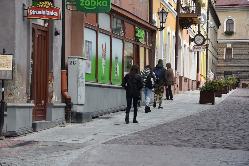 Tarnów. Pierwsza niedziela w czerwonej strefie. Tak wyglądają ulice Tarnowa w czasie pandemii koronawirusa [ZDJĘCIA]