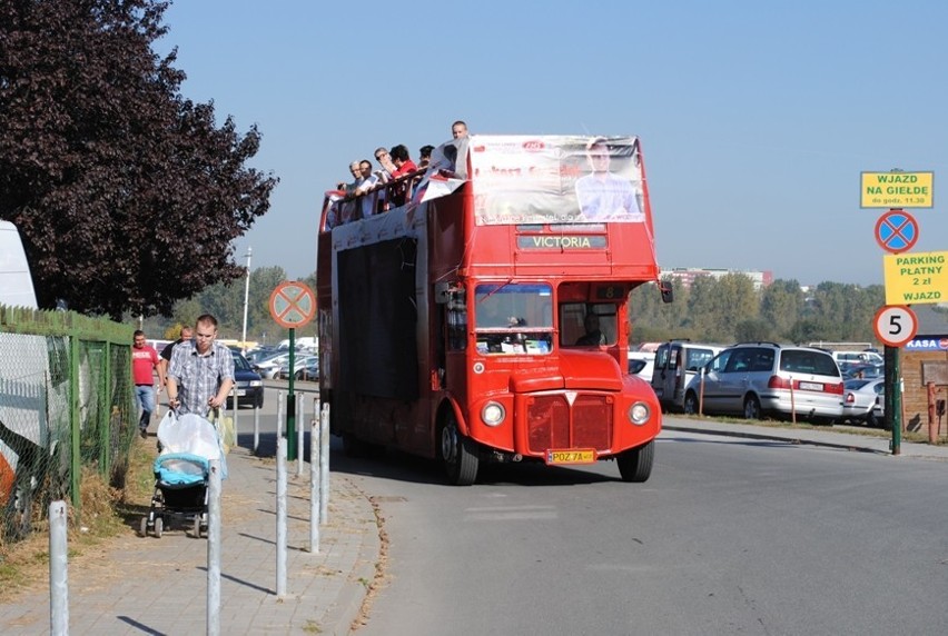 Czerwony autobus wozi kandydatów SLD