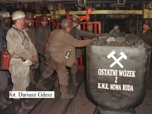 Ostatni wózek węgla, wydobyto na powierzchnię z kopalni w Nowej Rudzie 8 lutego 2000 roku