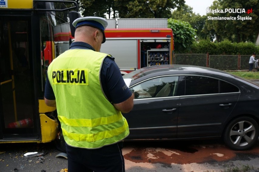 Wypadek w Siemianowicach Śląskich. Zderzenie osobówki z autobusem na Michałkowickiej [ZDJĘCIA, WIDEO]