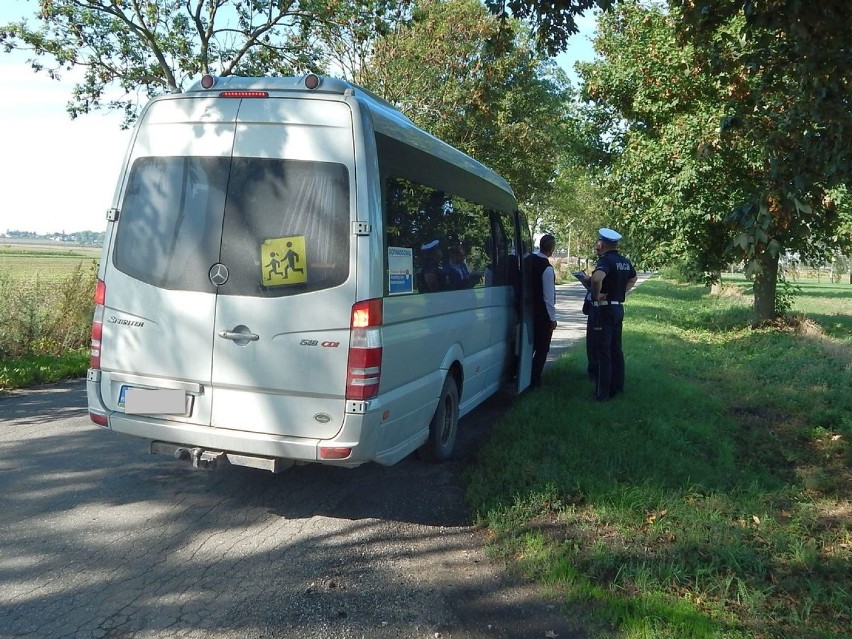 Przedstawiciele urzędu gminy i szkół oraz policjant sprawdzali przystanki szkolne na terenie gm. Piotrków Kujawski [zdjęcie]