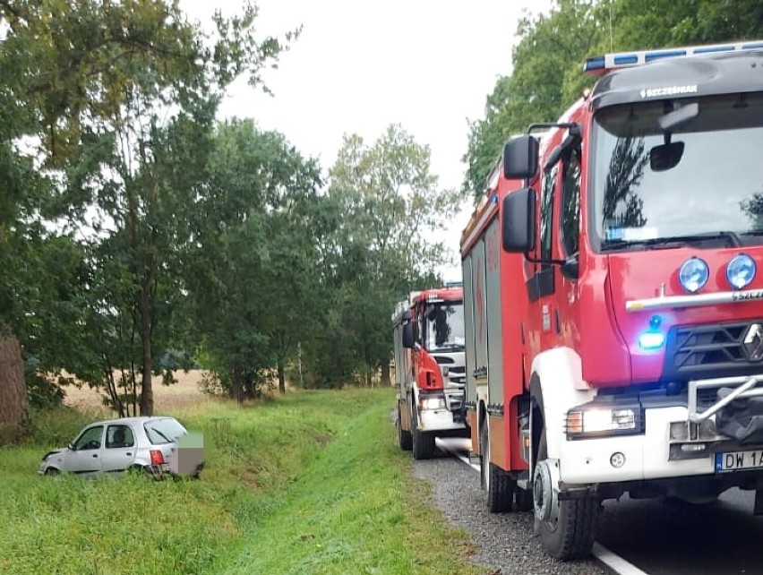 Jaszkówka: Nissan wypadł z drogi i dachował. Jedna osoba poszkodowana 